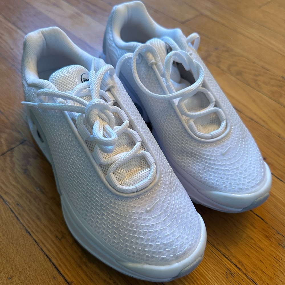 NIKE Air max DN White Metallic shoes size 7.5 US Athletic Sneakers DV3337 101